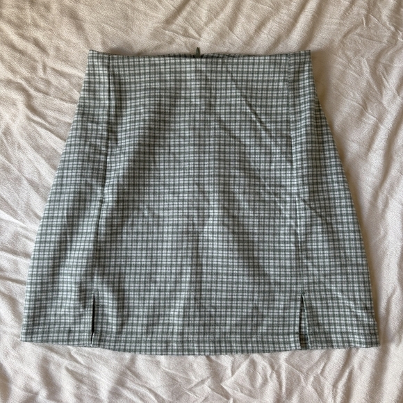 Brandy Melville Green Plaid Mini Skirt - Picture 3 of 7